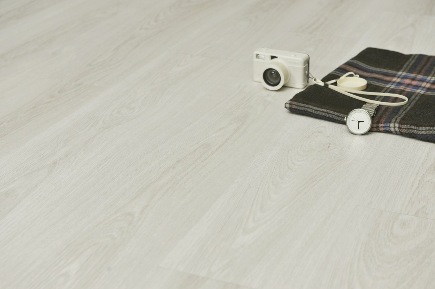 Кварцвиниловая плитка FineFloor замковая Light Дуб Безье FF-1325 1314×190×3,6 фото в интерьере